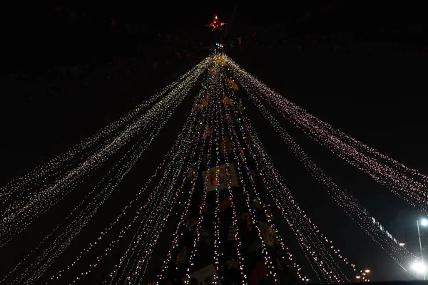 Decoraties met lichtjes op de kerstboom — Stockfoto