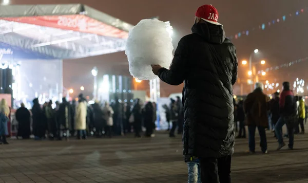 A man holds cotton candy, a child looks at him — Stock Photo, Image