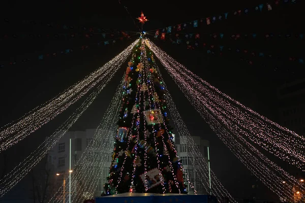 Decoraciones con luces en el árbol de Navidad —  Fotos de Stock
