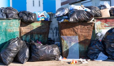 Kalabalık çöp kutuları, sokaktaki çöpler..
