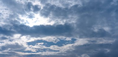 Güneşin parladığı bulutlu gökyüzü