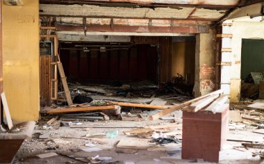 Kırık camlar ile bina terk edilmiş