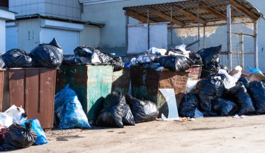 Kalabalık çöp kutuları, sokaktaki çöpler..