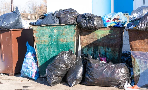 Kalabalık çöp kutuları, sokaktaki çöpler..