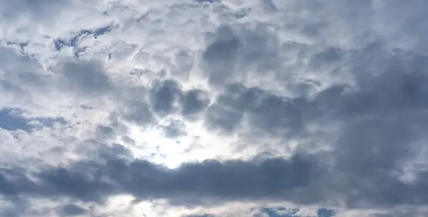 The sky with clouds through which the sun shines — Stock Photo, Image