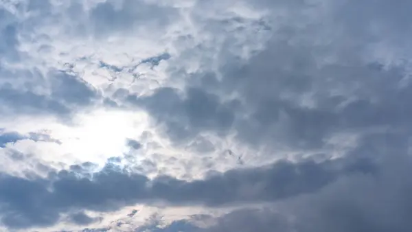 The sky with clouds through which the sun shines — Stock Photo, Image