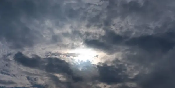 The sky with clouds through which the sun shines — Stock Photo, Image