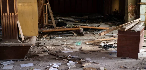 Régi elhagyott épület, törött windows — Stock Fotó