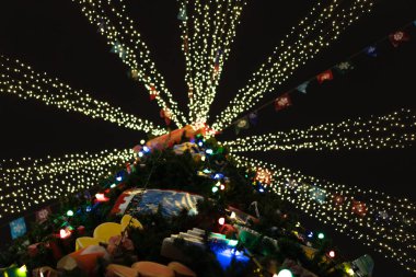 Oyuncak ve ışıklarla süslenmiş Noel ağacı