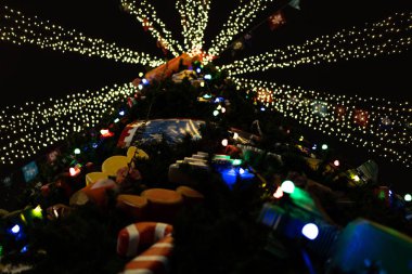 Oyuncak ve ışıklarla süslenmiş Noel ağacı