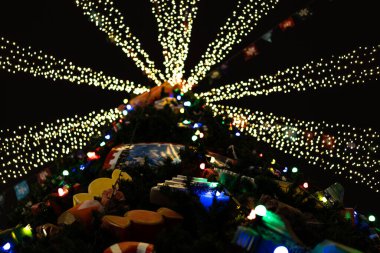 Oyuncak ve ışıklarla süslenmiş Noel ağacı
