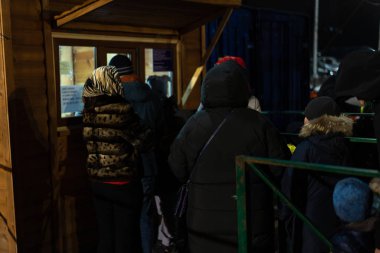 İnsanlar bilet kuyruğunda bekliyor.