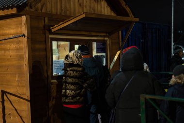 İnsanlar bilet kuyruğunda bekliyor.