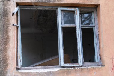 Kırık camlı eski pencere