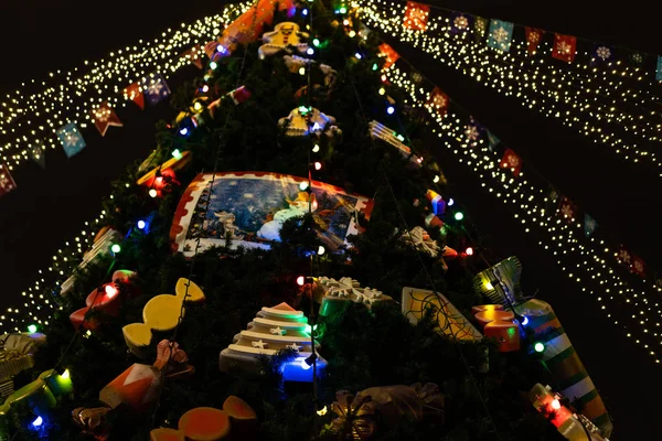 Χριστουγεννιάτικο δέντρο διακοσμημένο με παιχνίδια και φώτα — Φωτογραφία Αρχείου