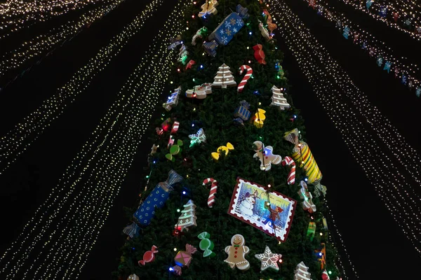 Árvore de Natal decorada com brinquedos e luzes — Fotografia de Stock