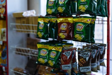 Dükkânın rüzgarında bir deste cips
