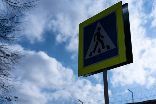 Yellow pedestrian crossing road sign — Stockfoto