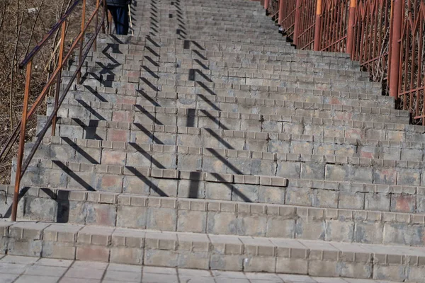 Escalera con muchos escalones hacia arriba —  Fotos de Stock