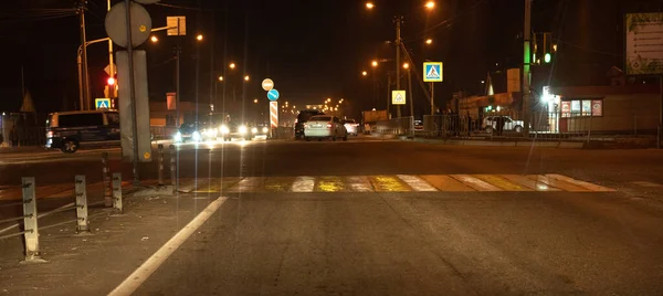 Encrucijada con coches por la noche — Foto de Stock