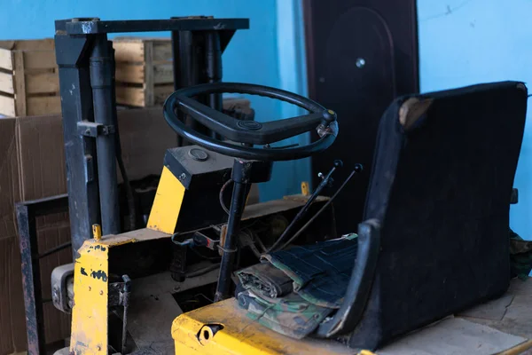 Old forklift, workshop, yellow closeup — Stock Photo, Image