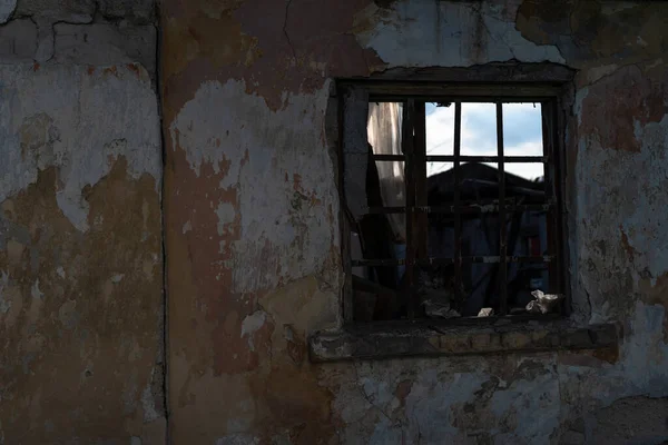 Vieja casa arruinada. Pared con ventana como fondo y textura . — Foto de Stock