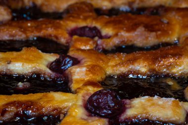 Reçelli ve kirazlı tatlı pasta