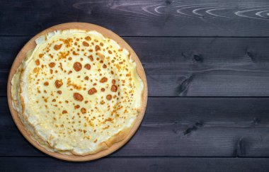 Ahşap arka planda Rus gözlemeleri