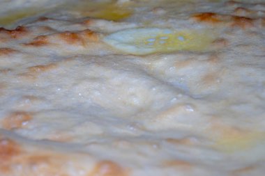 Tereyağlı sıcak kek.