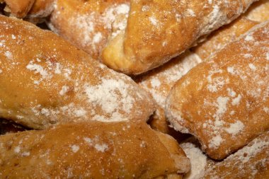 Pudra şekerli tatlı pişmiş yiyecekler