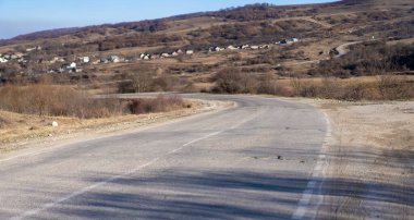 Dağların arasından geçen yılan yolu.