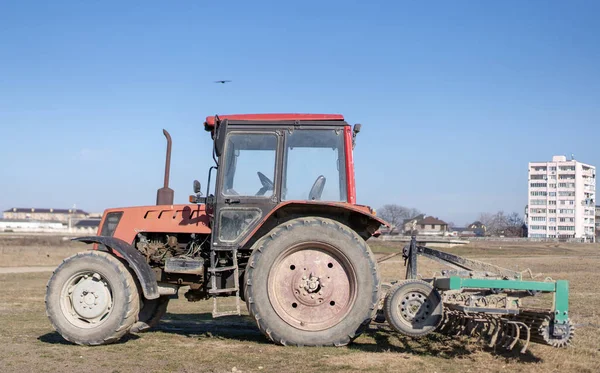 Een Trekker Voor Ploegland Staat Een Veld — Stockfoto