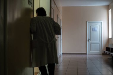 Hastanedeki doktor koğuşa bakıyor.