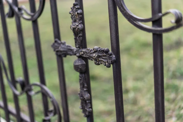 栅栏上有刀口的金属十字架 — 图库照片