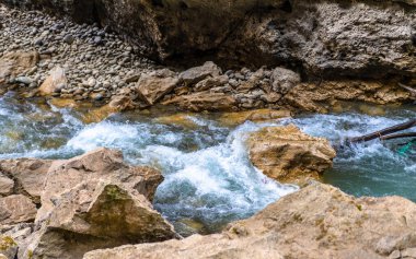 Bir dağ nehrinin hızlı akışı