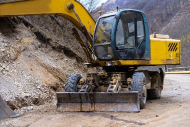 Buldozer traktörü dağlarda çalışır.