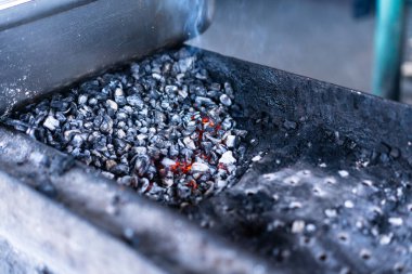 içinde mangal kömürü