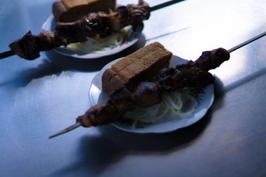 İki tabak ızgara soğan ve ekmek.