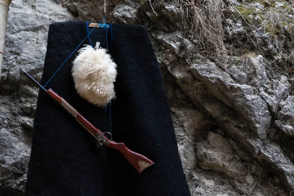 Dağların arka planında Burka şapkası ve silah