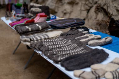 Sokakta satılık örgü..