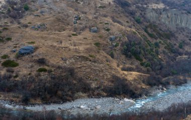 Dağ nehri ovaları ve ağaçlar