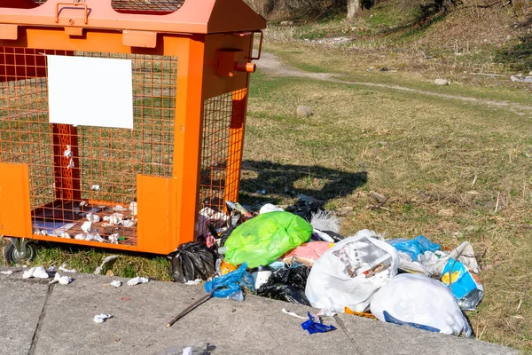 Müll Der Neben Den Mülleimer Geworfen Wird — Stockfoto