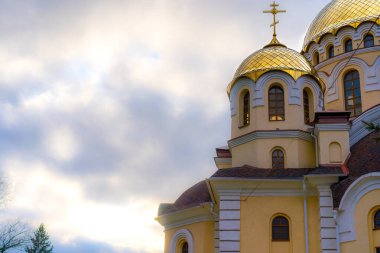Gökyüzüne karşı kubbeleri olan kilise.