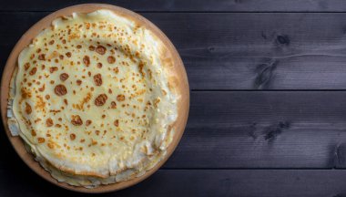 Ahşap arka planda taze krepler.