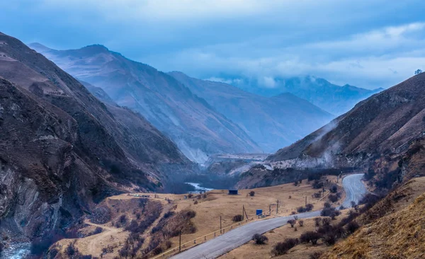 道路と低雲と山の風景 — ストック写真