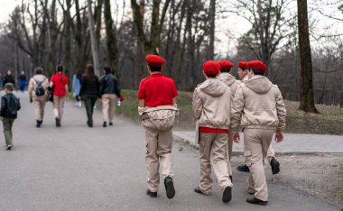 Kızıl bereli genç askerler.