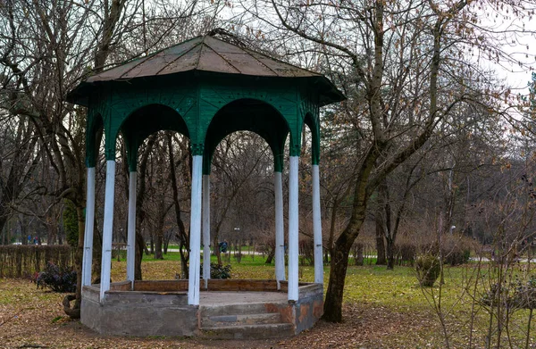 Gazebo Nel Parco Primavera — Foto Stock