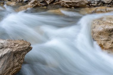 Dağlık, fırtınalı bir nehrin akışı