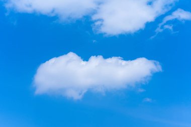 Mavi gökyüzünde beyaz bulutlar