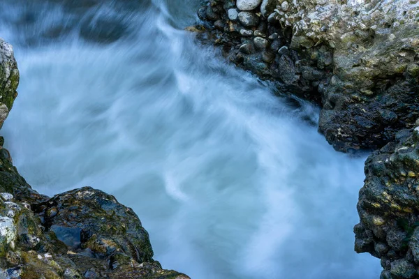 Потік Річки Між Скелястими Берегами — стокове фото